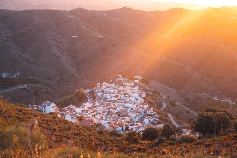 Vista de Moclinejo al amanecer desde una ruta de senderismo
